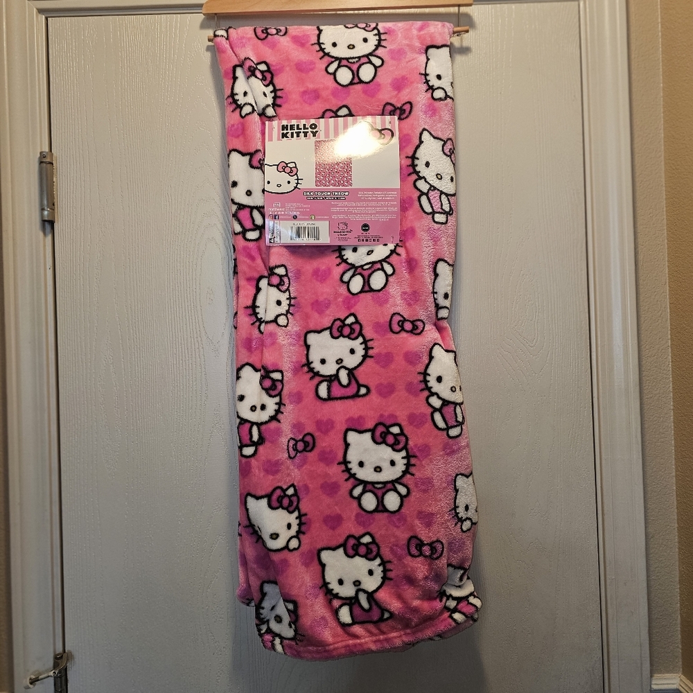 NWT HELLO KITTY SANRIO AUTHENTIC PINK PLUSH THROW BLANKET 50" x 70"